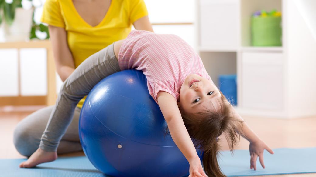 Gymnastický míč dětem pomůže správně držet tělo