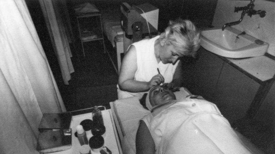 Provozovna kosmetických služeb v Pardubicích na třídě Míru, 1974