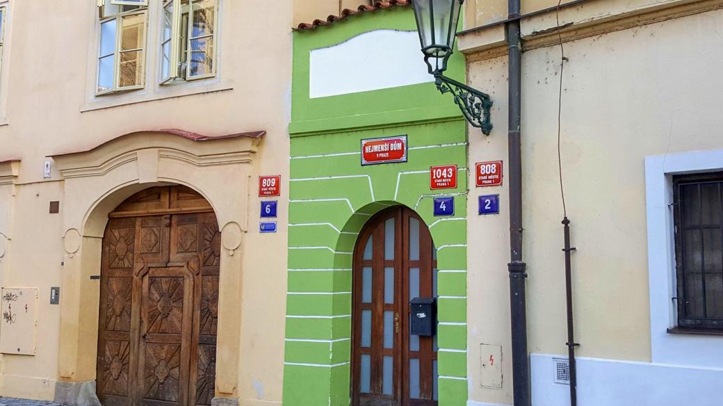Nejmenší dům v Praze opatřený cedulí, informující o tomto rekordu