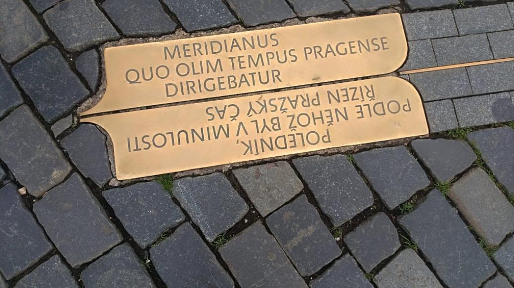 Pražský poledník vyznačený v dlažbě Staroměstského náměstí v Praze