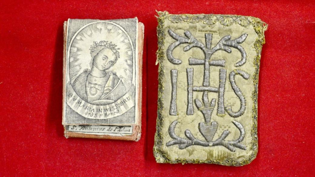 Škapulířové pouzdro s vnitřním papírovým balíčkem s obrazem Panny Marie