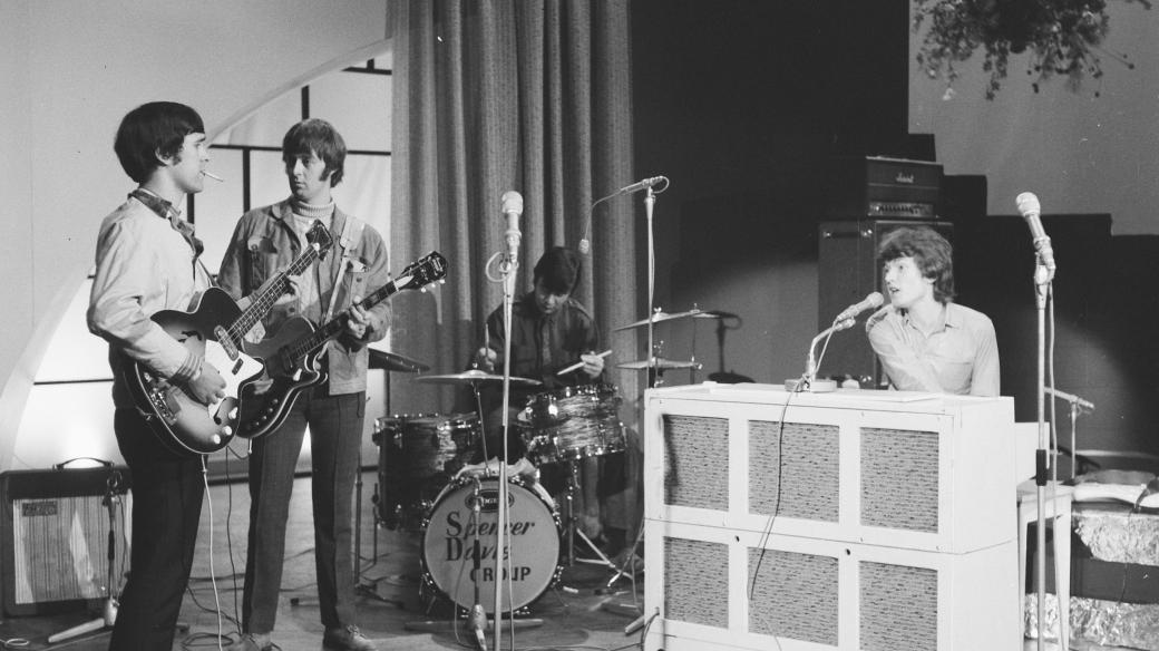 Zkouška skupiny Spencer Davis, před vystoupením na Grand Gala du Disque, Concertgebouw Amsterdam, 30. září 1966. Zleva doprava: Muff Winwood (basa), Spencer Davis (kytara), Pete York (bicí) a Steve Winwood (varhany)