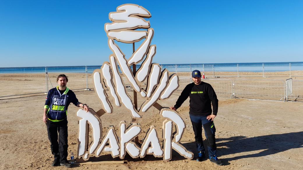 Učitel a žák jako mechanici na Rallye Dakar