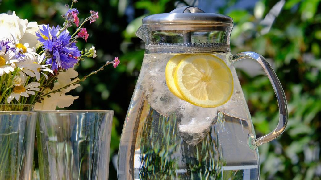 Čistá voda s citronem (ilustrační foto)
