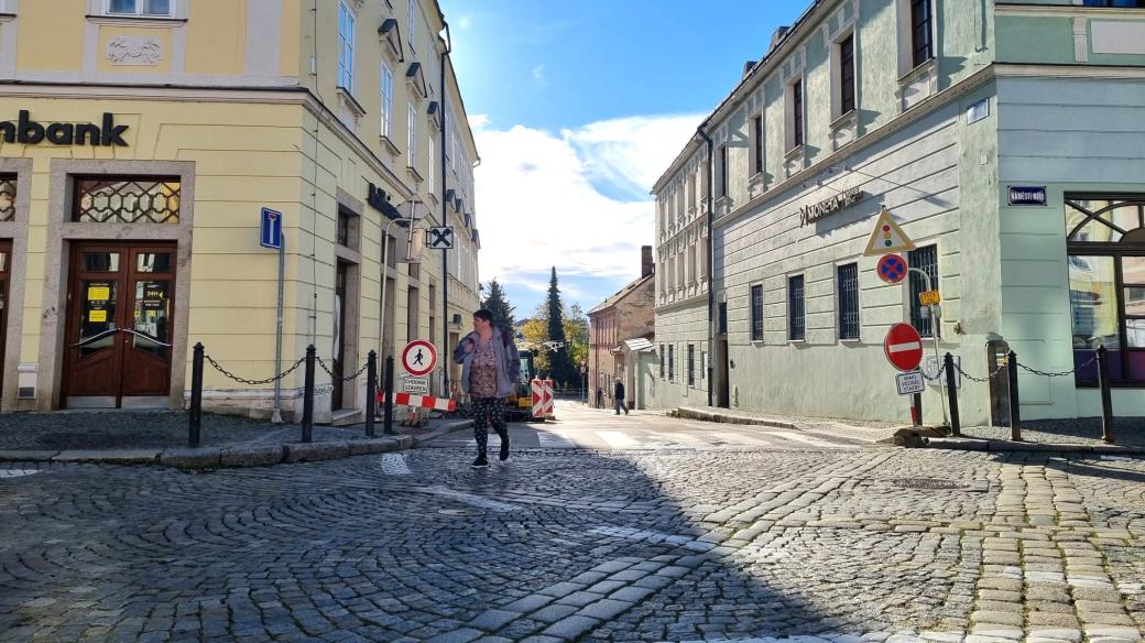Rybniční ulice v centru Jindřichova Hradce je zavřená