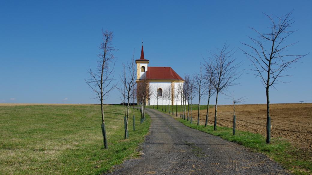 Kostelík na kopci je dominantou obce