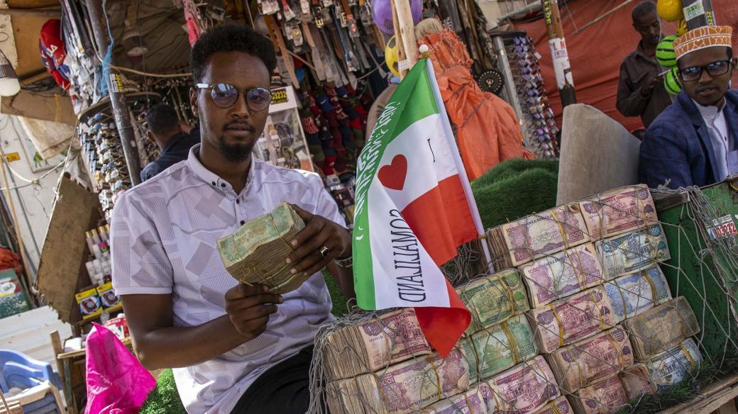 Na vršku své zídky z balíků bankovek má stojánek se somalilandskou vlajkou