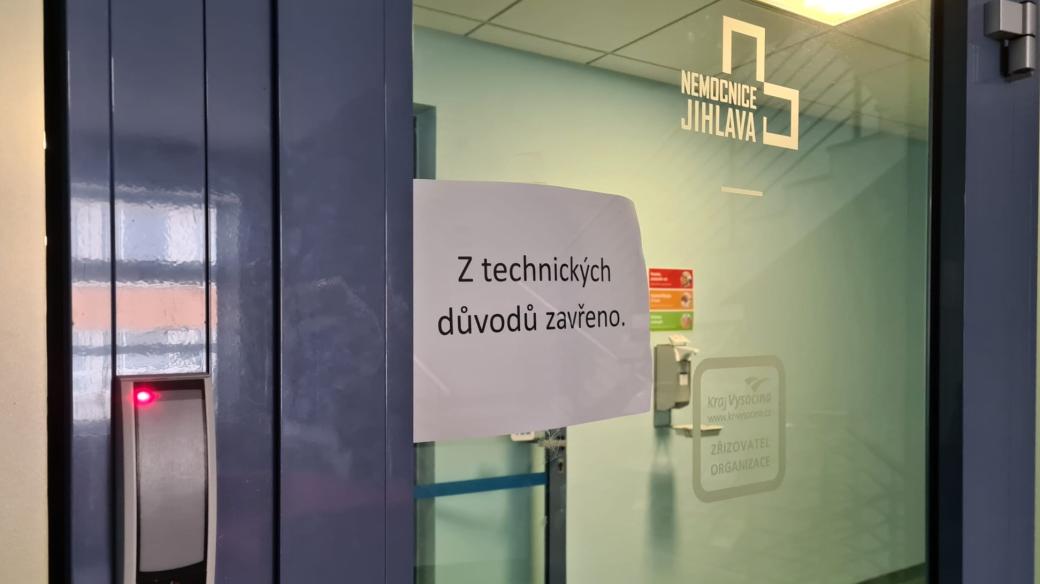 Dveře ředitelství nemocnice Jihlava
