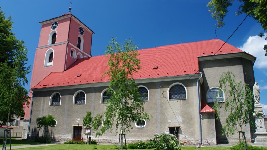 Pro kostel je dnes typická červená věž, kterou však má od 70. let 20. století