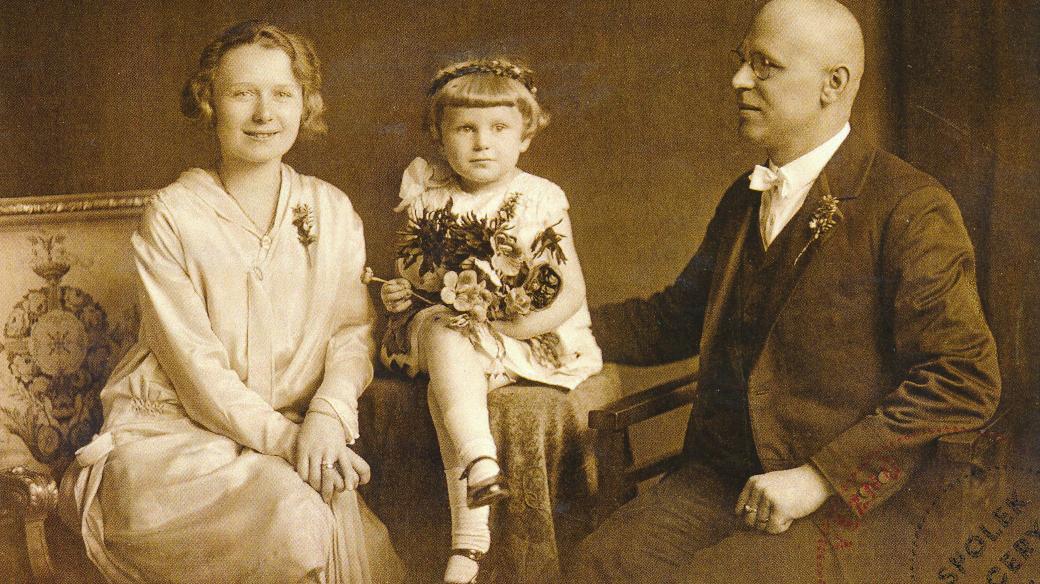 Hana Truncová s rodiči (asi 1929)