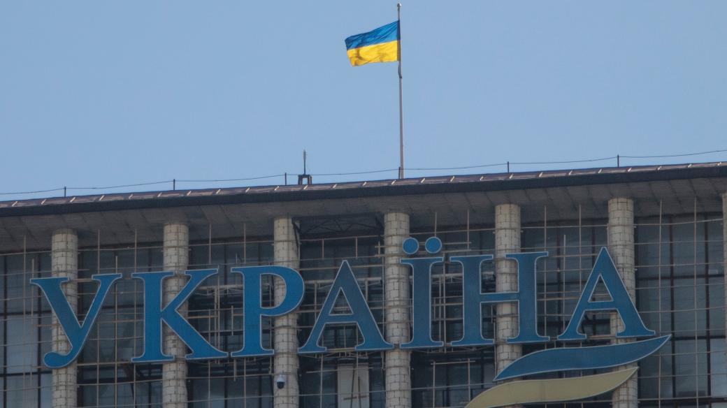 Vlajka na hotelu Ukrajina nad kyjevským Majdanem