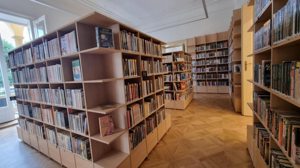 Prostory v přízemí Langerově vily slouží knihovně