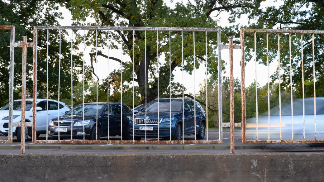 Rezavý plot je první věc, kterou návštěvník po zaparkování na nábřeží uvidí
