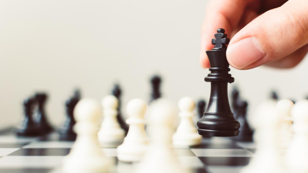 Nová studená válka nás učí myslet na několika rovinách. Někteří političtí analytici to přirovnávají k několika šachovnicím, na kterých vedete paralelní šachové souboje.