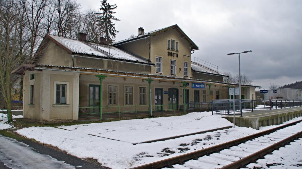 Konečná stanice Sobotín stojí v Petrově nad Desnou