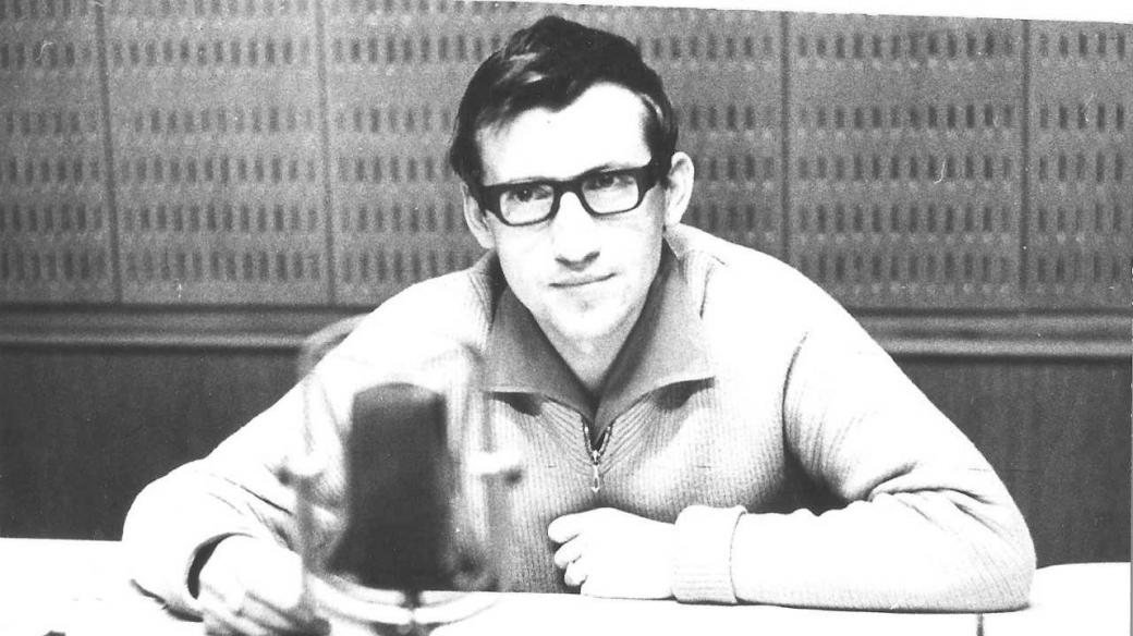 Karel Sedláček jako mladý hlasatel v roce 1968