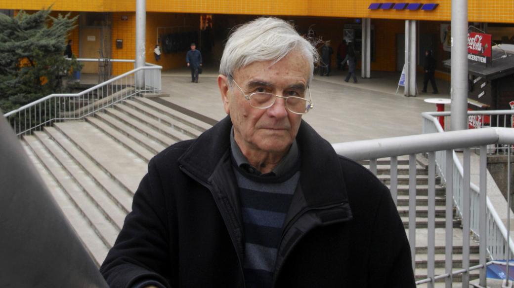 Miroslav Masák na archivním snímku před obchodním domem Ještěd v Liberci (zbouraným v roce 2009)