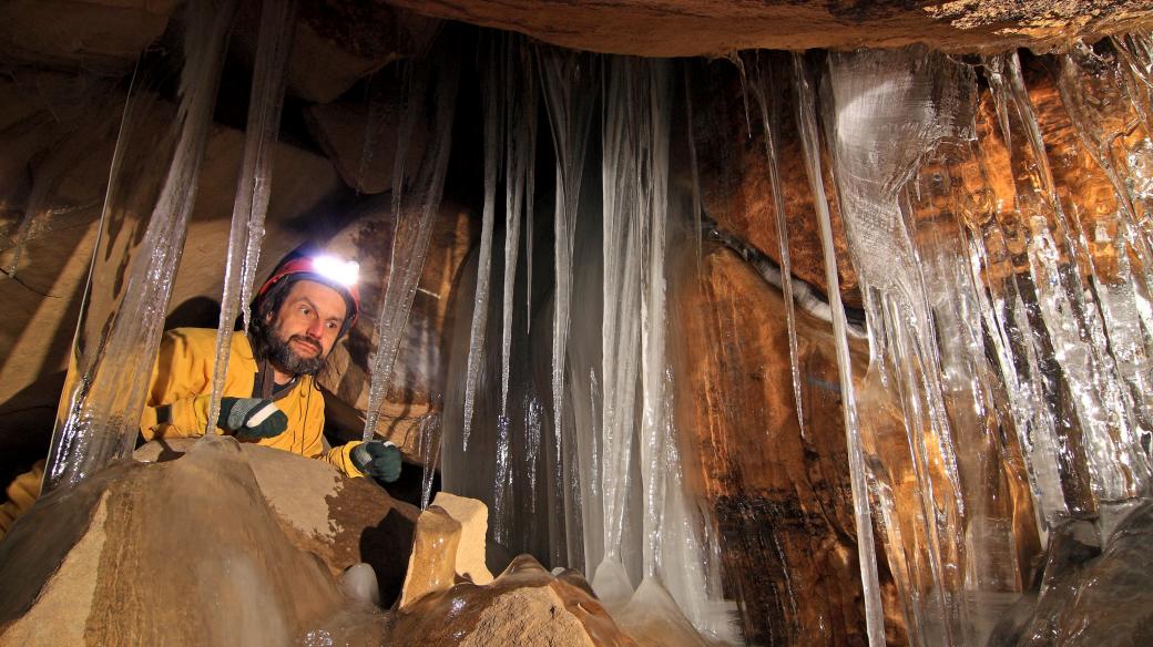 Teplická jeskyně - V zimním období je interiér četných částí pseudokrasového podzemí zdobeno pestrou ledovou výzdobou