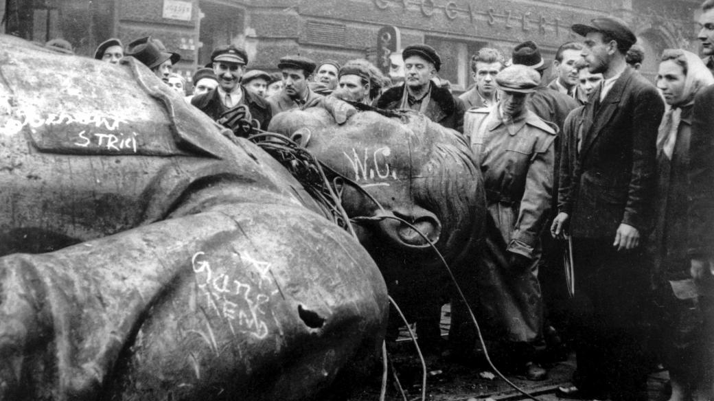 24. října 1956 se lidé shromažďují kolem padlé sochy sovětského vůdce Josefa Stalina před Národním divadlem v Budapešti