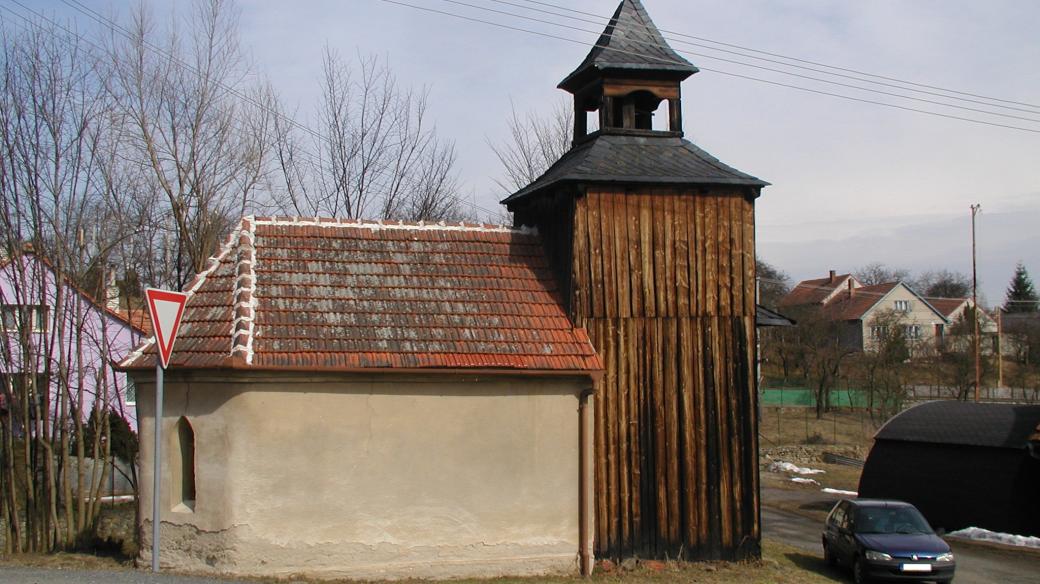 Kaple se zvonicí pochází už z 18. století