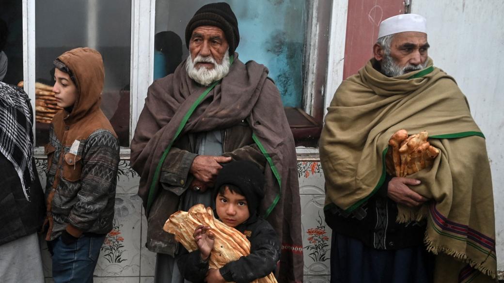 Afghánci v nouzi si přišli pro chleba, který jim organizace v Kábulu rozdávají zdarma