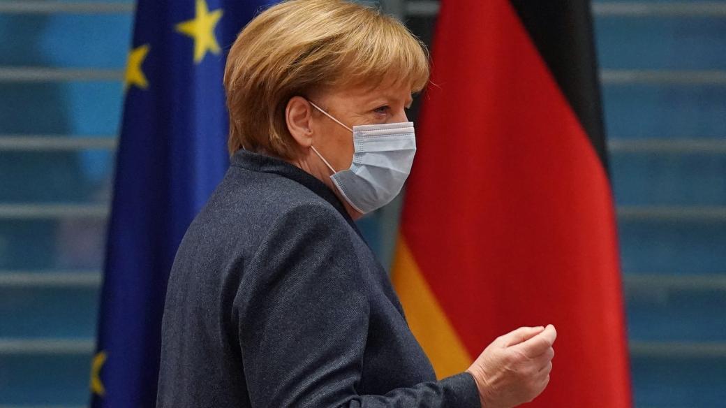 Angela Merkelová během pravidelného jednání vlády 16. prosince, od kdy v Německu platí přísný lockdown