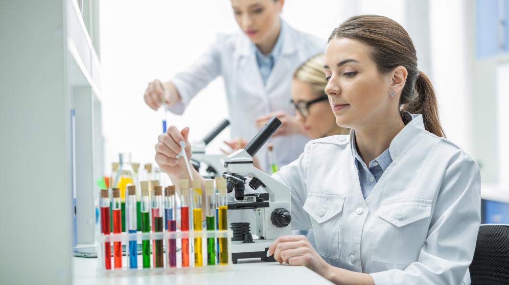 Ženy vědkyně, laboratoř, zkumavky, výzkum, biologie, mikroskop, věda. Ilustrační foto