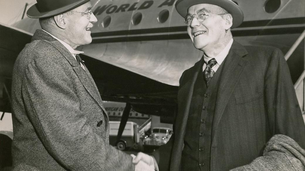 Bratři Dullesovi se setkávají na letišti La Guardia 4. října 1948