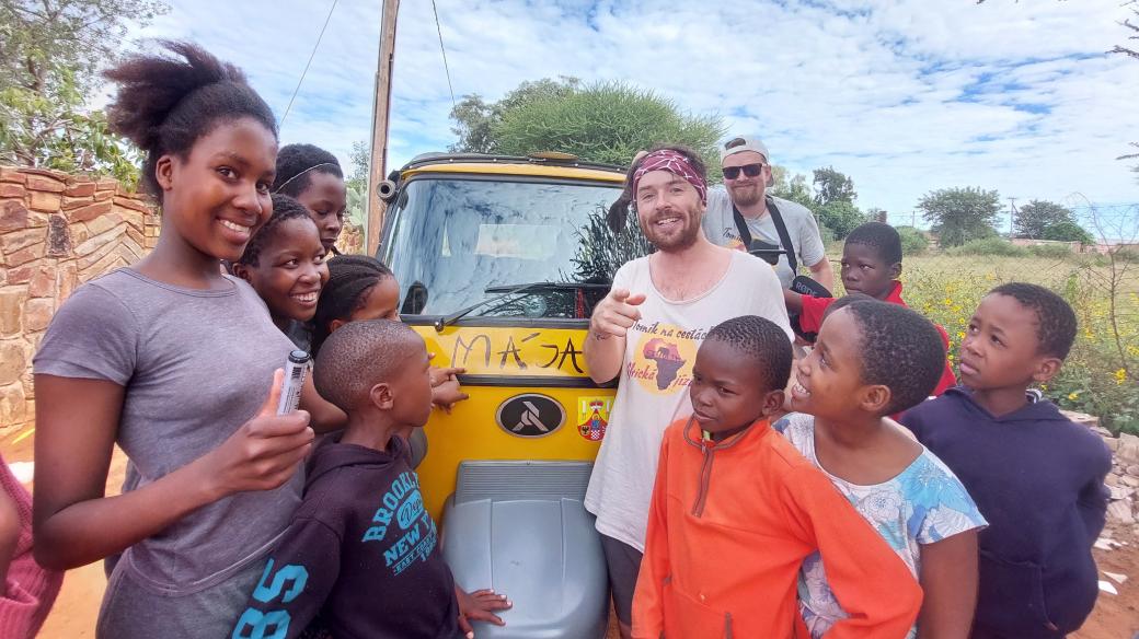 O jízdu tuktukem je mezi botswanskými dětmi velký zájem