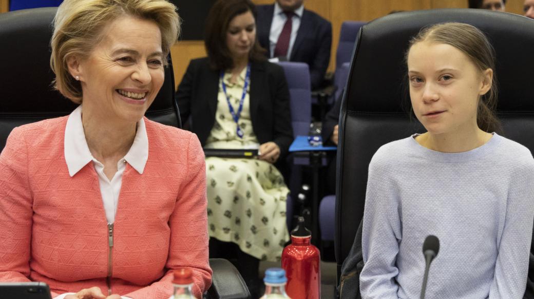 Aktivistka Greta Thunbergová (vpravo) a předsedkyně Evropské komise Ursula von der Leyenová na zasedání kolegií komisařů v sídle EU v Bruselu