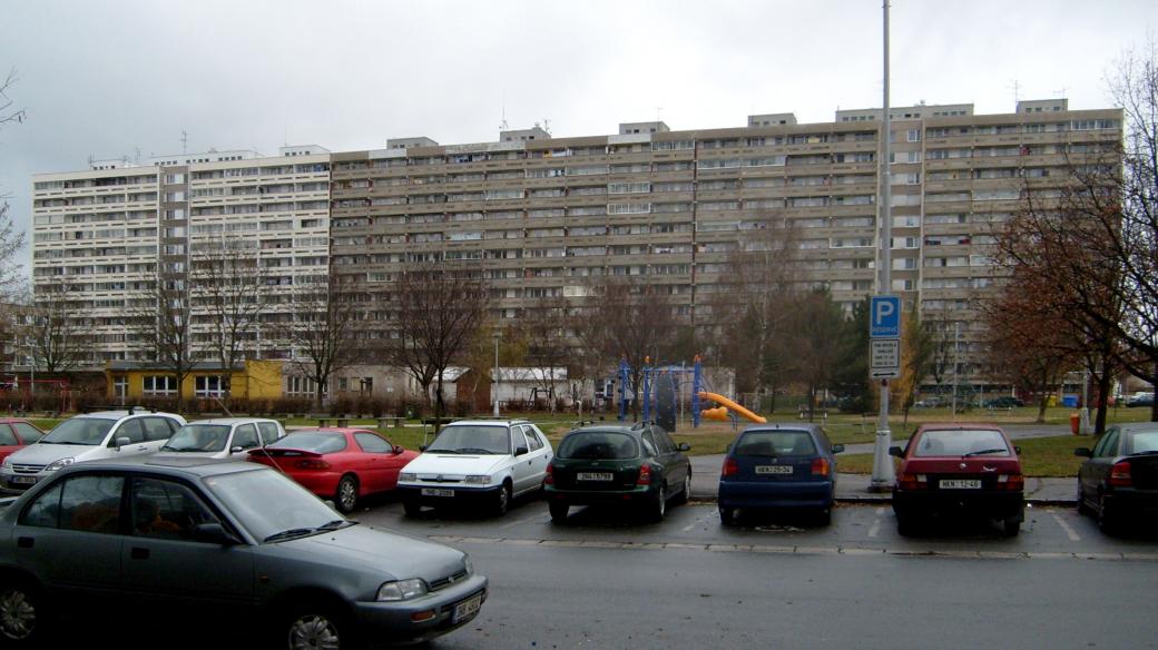 Sídliště Labská kotlina II. Pavlačový dům zahrnoval 300 bytových jednotek