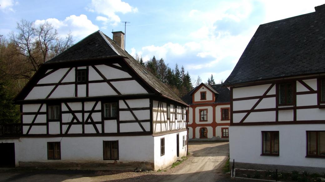 Opravené německé hrázděné domy v městečku Úterý