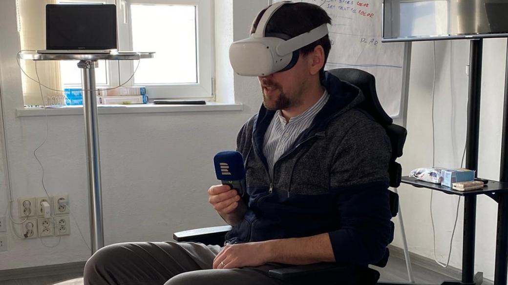 Vojtěch Koval ve firmě VR LIfe. „Sedl jsem si na židli a nasadil brýle na virtuální realitu.“