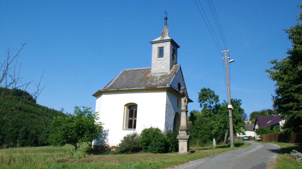 Kaple a kříž v Bušíně jsou spolu se starými domy jedinými památkami obce
