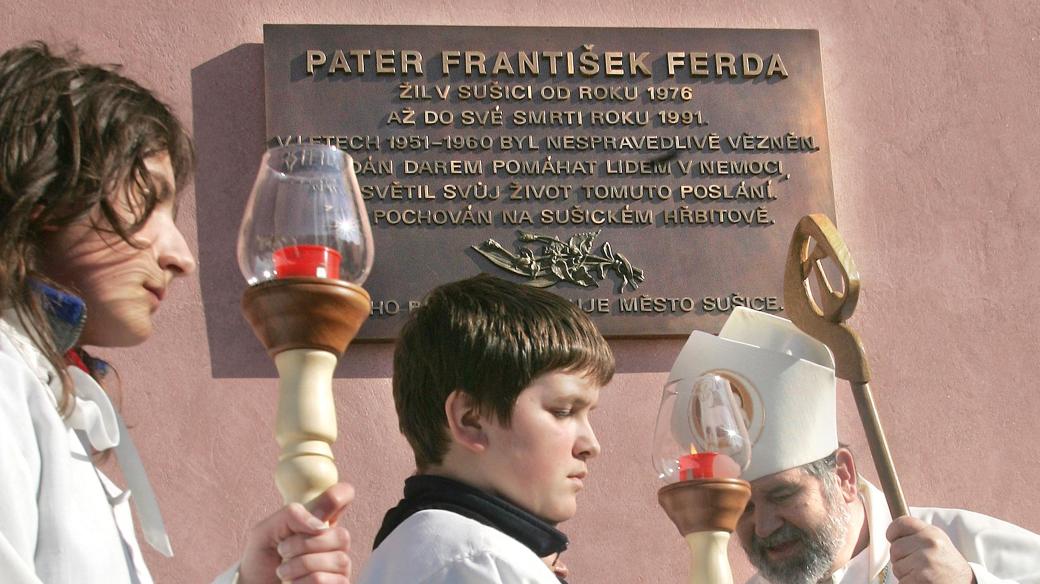 Na zdi sušického kostela byla slavnostně odhalena pamětní deska pátera Františka Ferdy