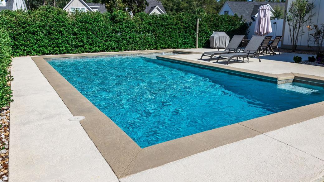 Správný výběr povrchu nejbližšího okolí bazénu je důležitý