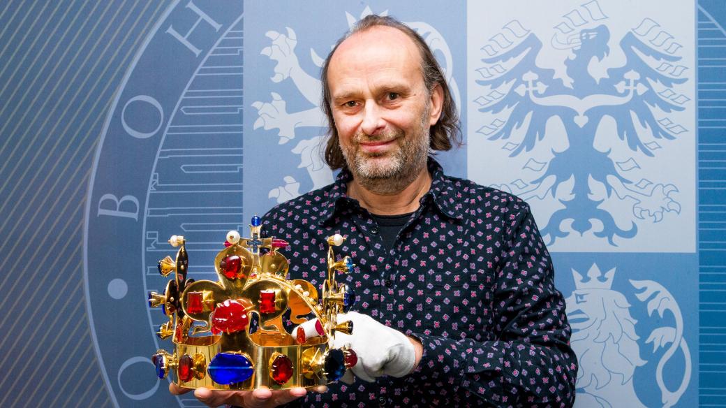 Šperkař Jiří  Belda představuje kopii Svatováclavské koruny, 2016