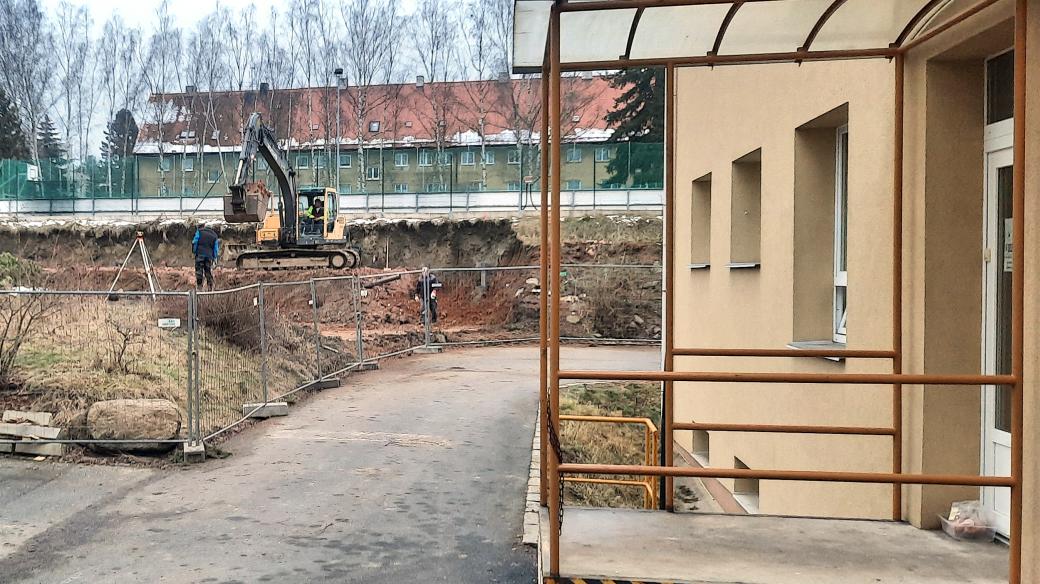 Přístavba školy v Holýšově je ve fázi zemních prací