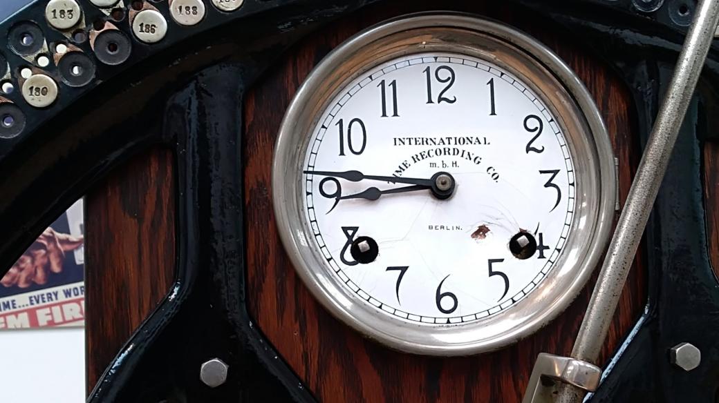 Detail starých docházkových hodin, tzv. píchaček, na výstavě v Národním technickém muzeu