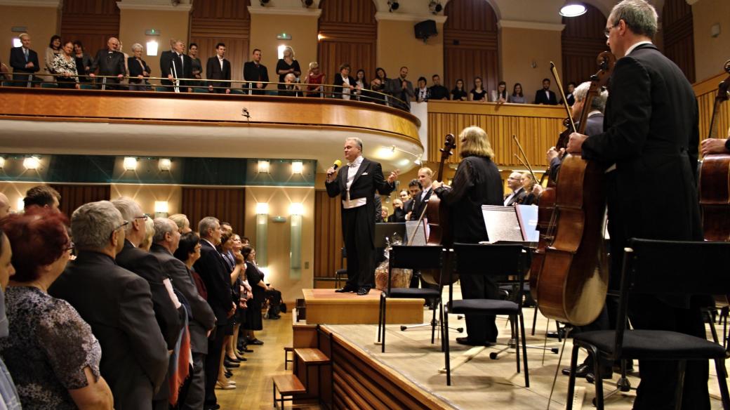 Petr Vronský působil v Moravské filharmonii Olomouc jako šéfdirigent 13 let