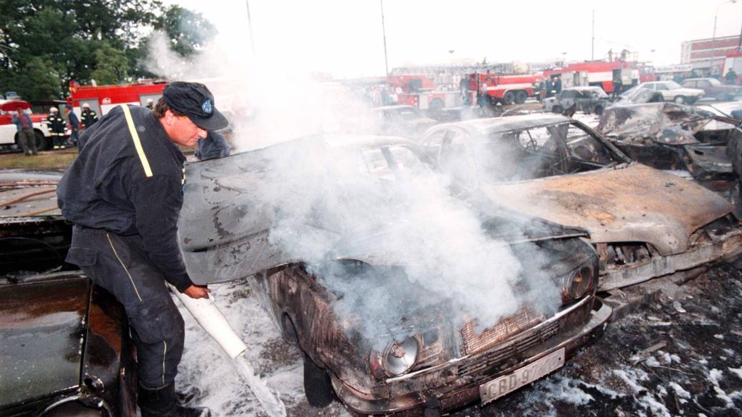 Zničená auta na sídlišti Vltava v Českých Budějovicích po srážce dvou stíhaček 8. června 1998
