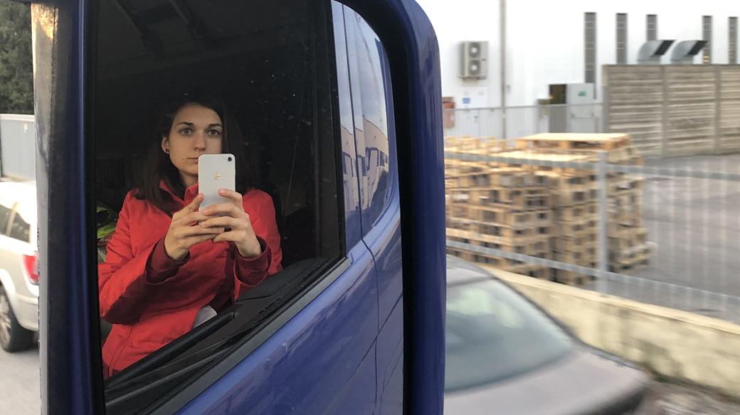 Kristýna Břeská v kamionu během cesty do Itálie