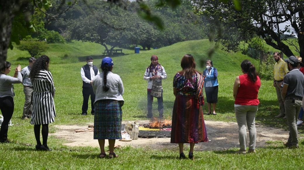 Mayská ceremonie na archeologickém nalezišti Kaminaljuyu v Guatemale, která proběhla během Mezinárodního dne původního obyvatelstva