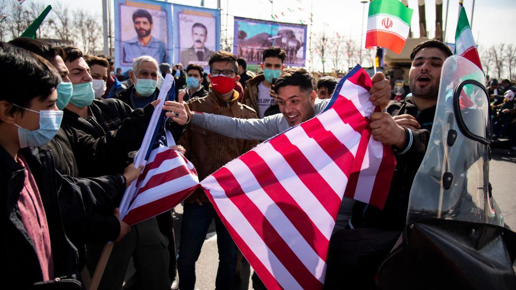 Írán vs. USA (Iranian youth tear the U.S. flag during a rally to commemorate the 42nd Victory anniversary of the Islamic Revolution)