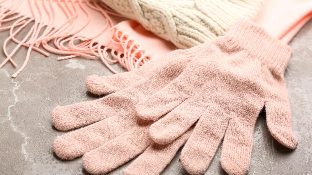 Šála a rukavice, teplé oblečení (ilustrační foto)