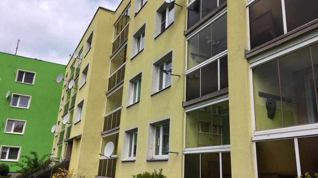 Panelový dům v Jiříkově, kde se pro zpracování „šedé vody“ rozhodli