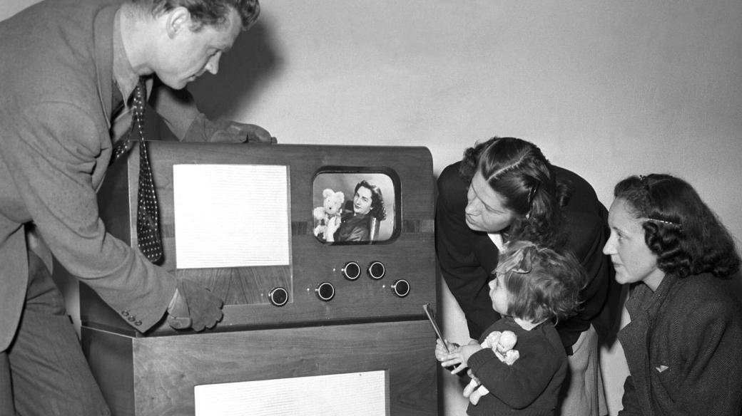 První televizory měly jen malé obrazovky a obraz v nich byl černobílý