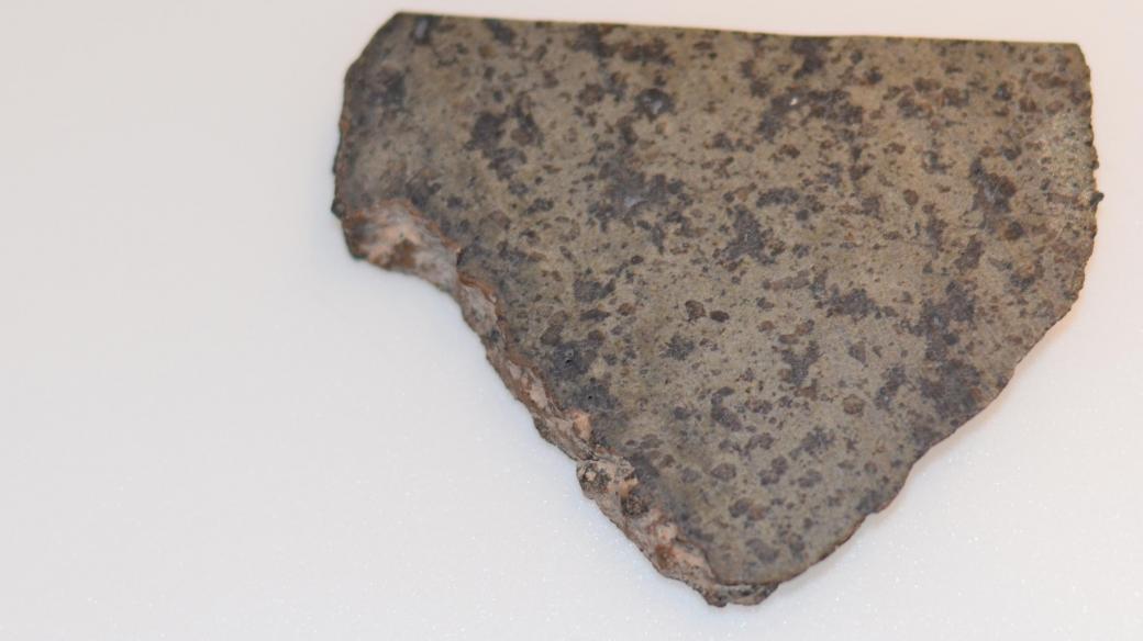Kousek marsovského meteoritu, určený ke kalibraci přístrojů amerického marsovského vozítka Perseverance