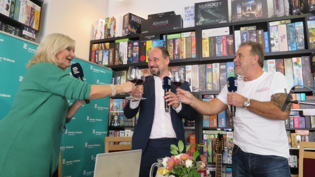 Zpěvák Jakub Smolík a sommelier Tomáš Bujnoch připíjí svatomartinským vínem na zdraví všem