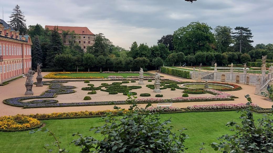 Na první terase francouzského parku jsou nově vysázené buksusové ornamenty